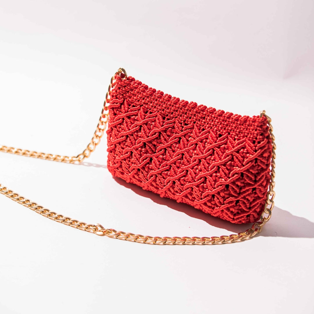 Sac à bandoulière ou pochette à main rouge satiné en macramé fait-main - 23x17cm