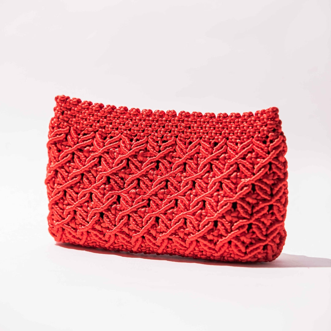 Sac à bandoulière ou pochette à main rouge satiné en macramé fait-main - 23x17cm