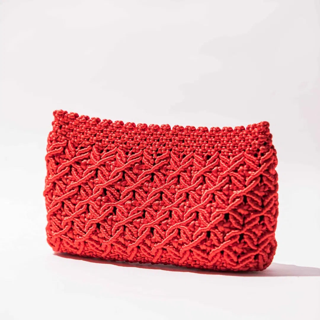 Sac à bandoulière ou pochette à main rouge satiné en macramé fait-main - 23x17cm