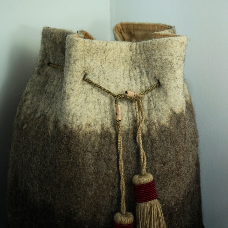 Sac en laine fait main avec cordon et pompons rouges