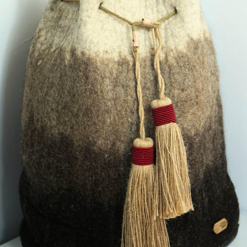 Sac en laine fait main avec cordon et pompons rouges