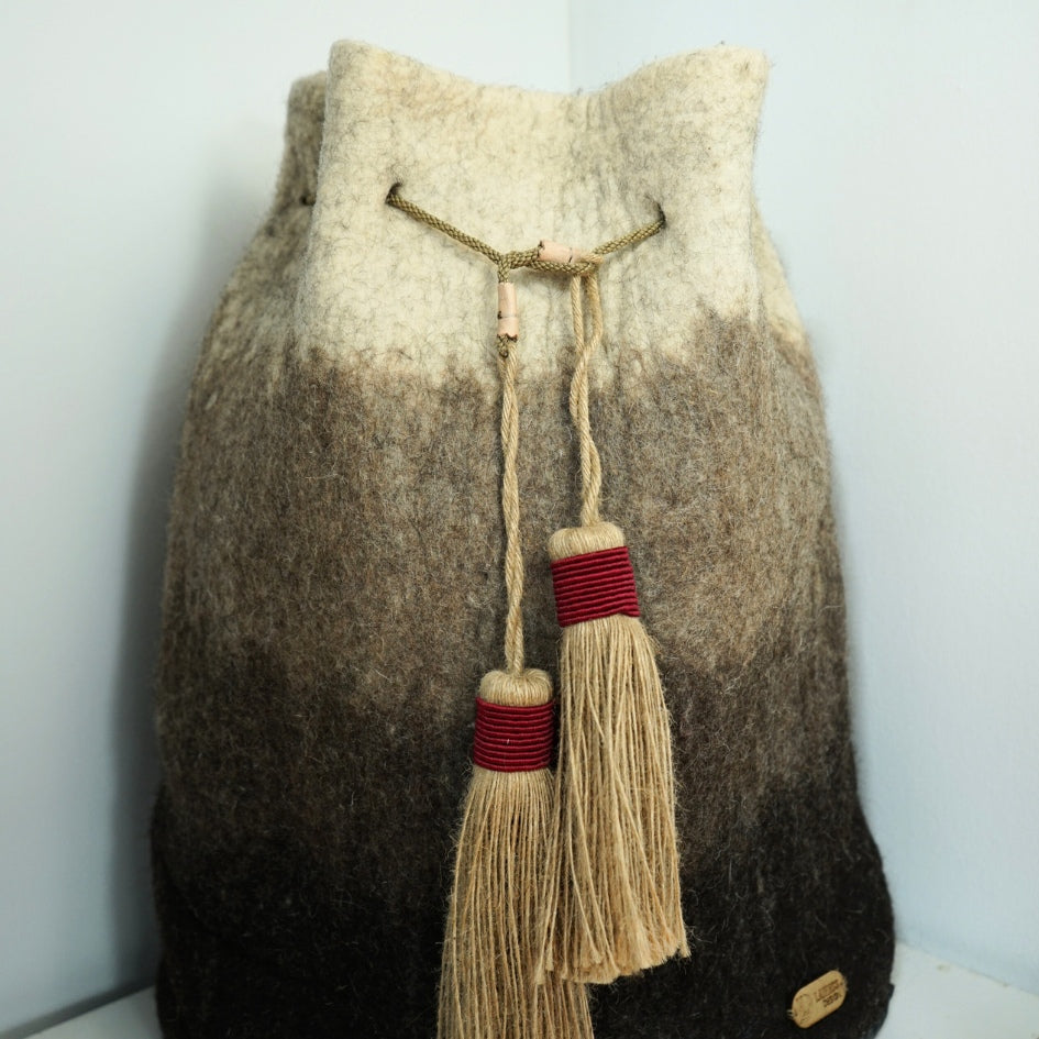 Sac en laine fait main avec cordon et pompons rouges