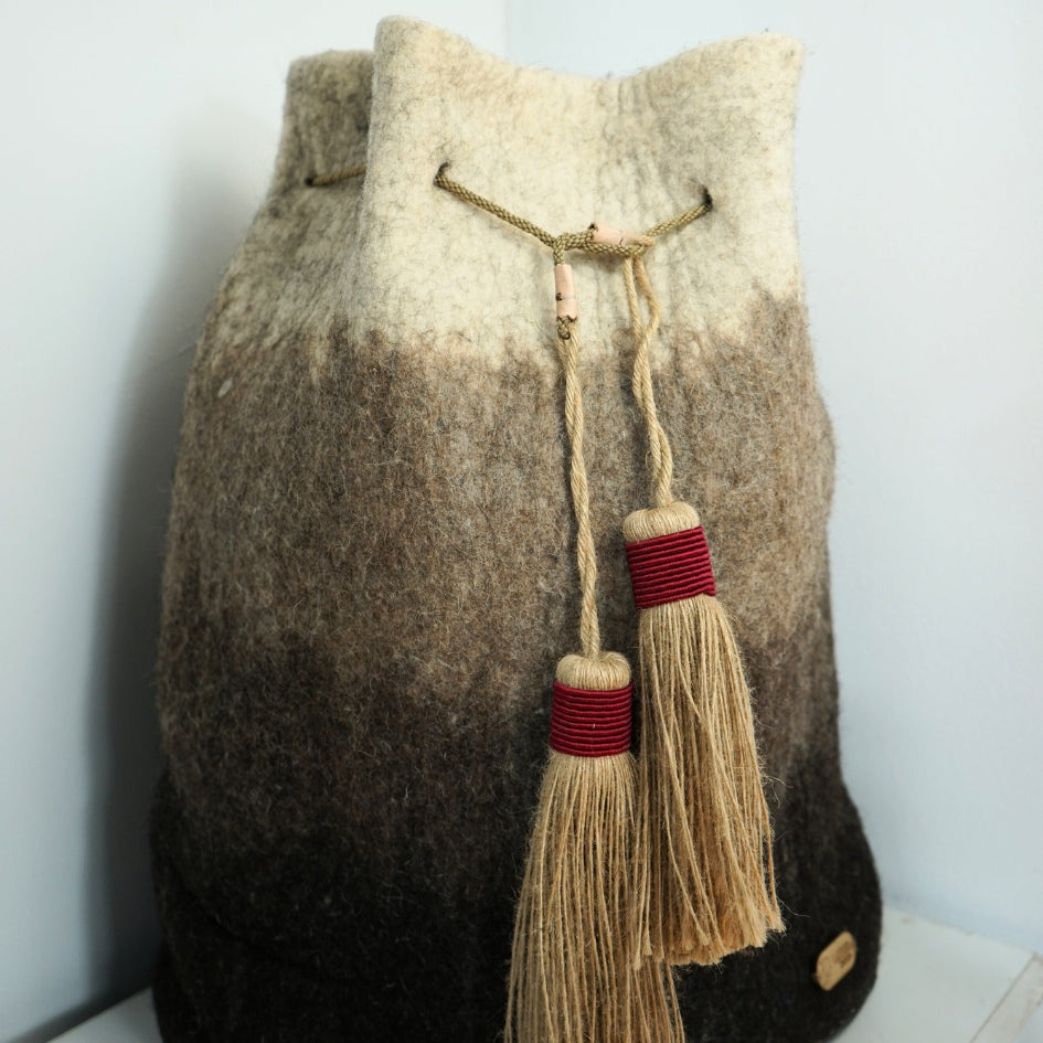 Sac en laine fait main avec cordon et pompons rouges