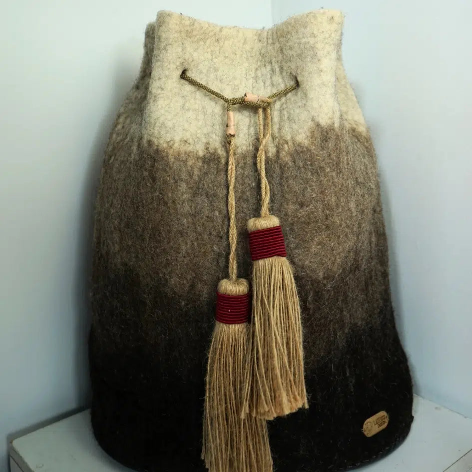 Sac en laine fait main avec cordon et pompons rouges