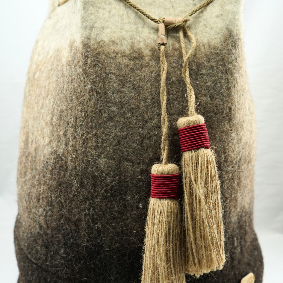 Sac en laine fait main avec cordon et pompons rouges