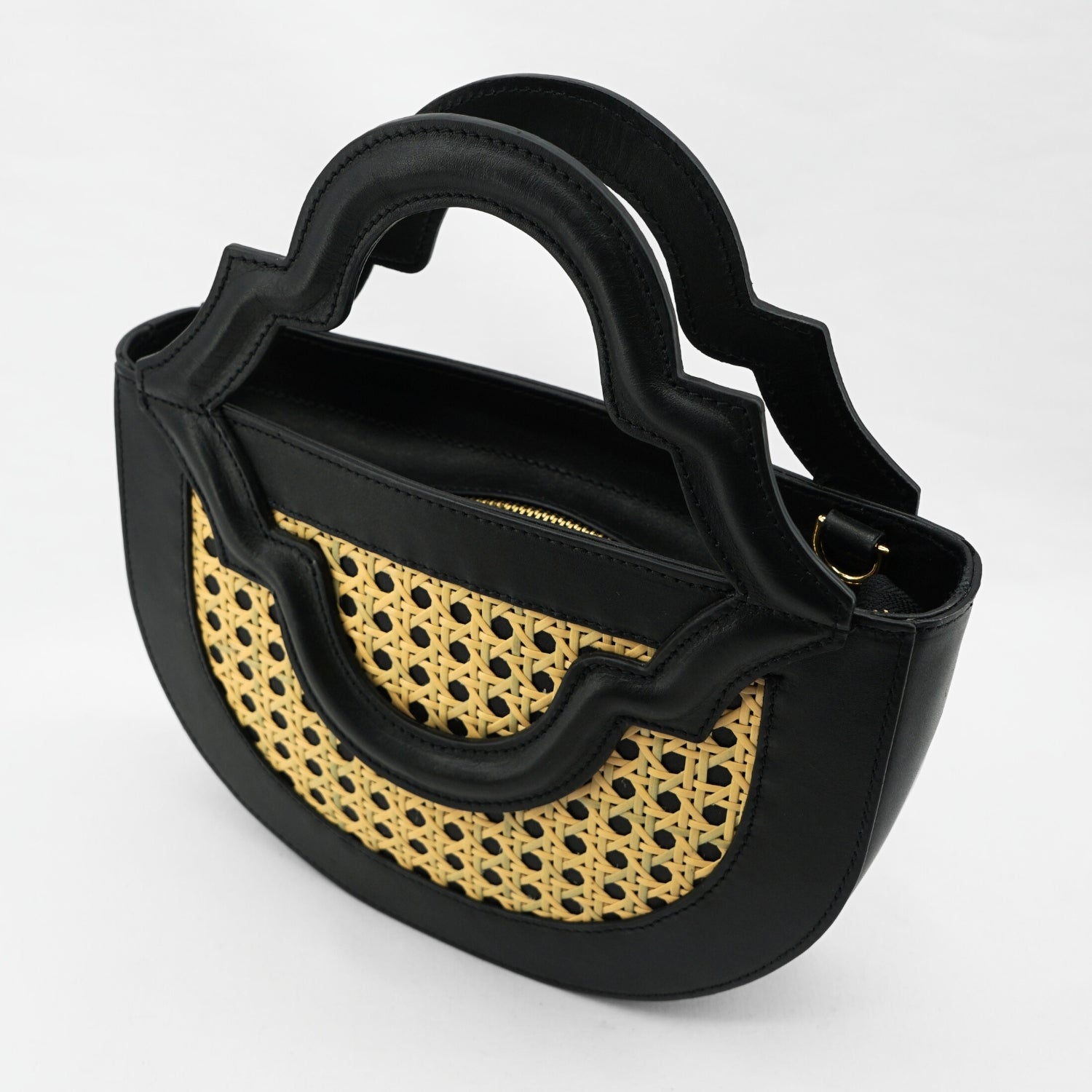 Sac Half-Moon noir : Élégance artisanale pour sublimer votre look