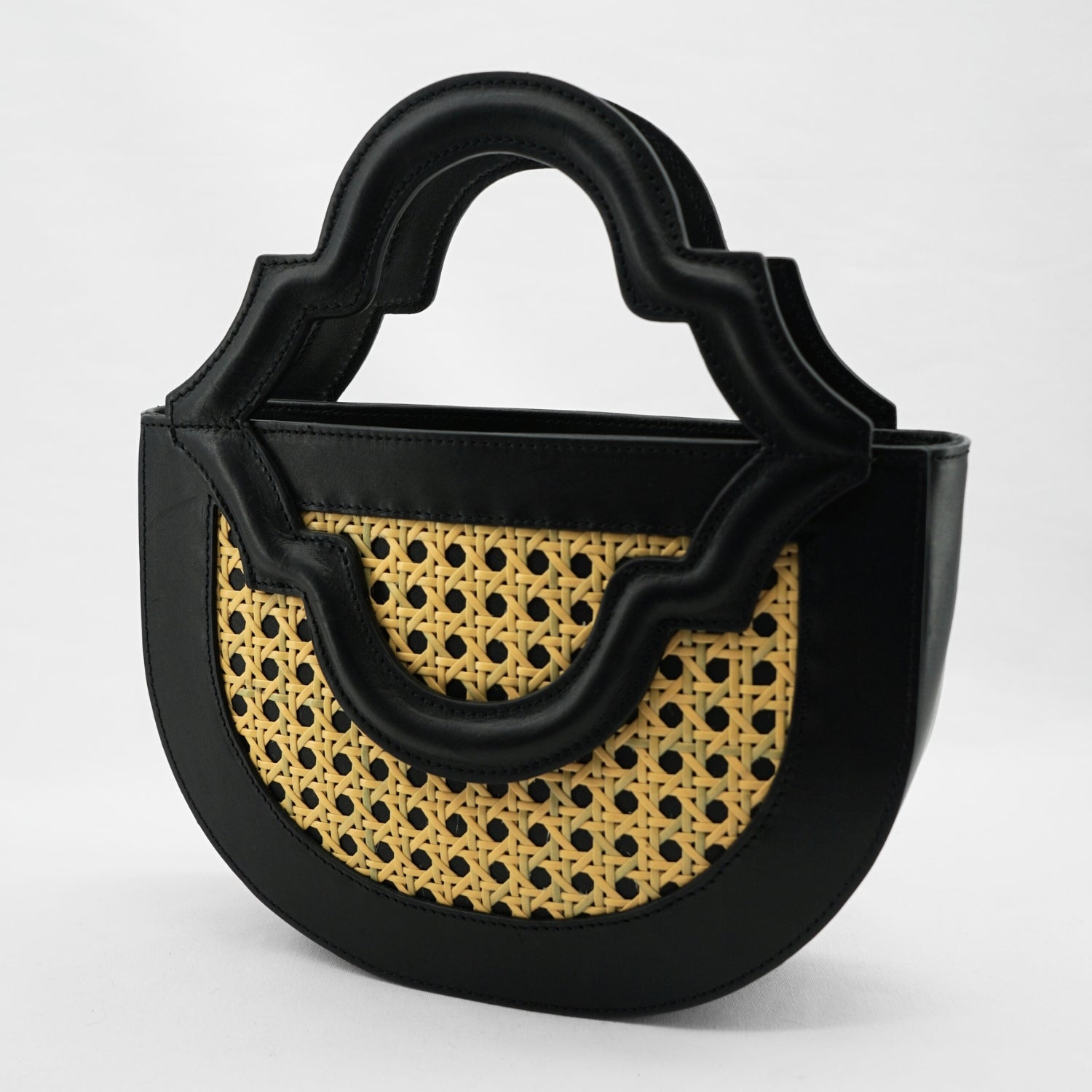Sac Half-Moon noir : Élégance artisanale pour sublimer votre look