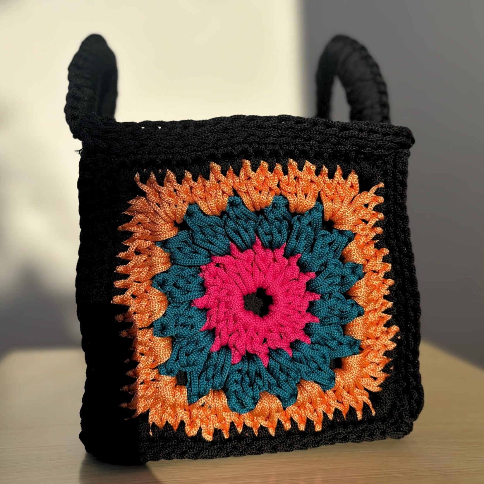 Sac panier en paille tressée brodé motifs floraux rose fuchsia bleu ciel blanc