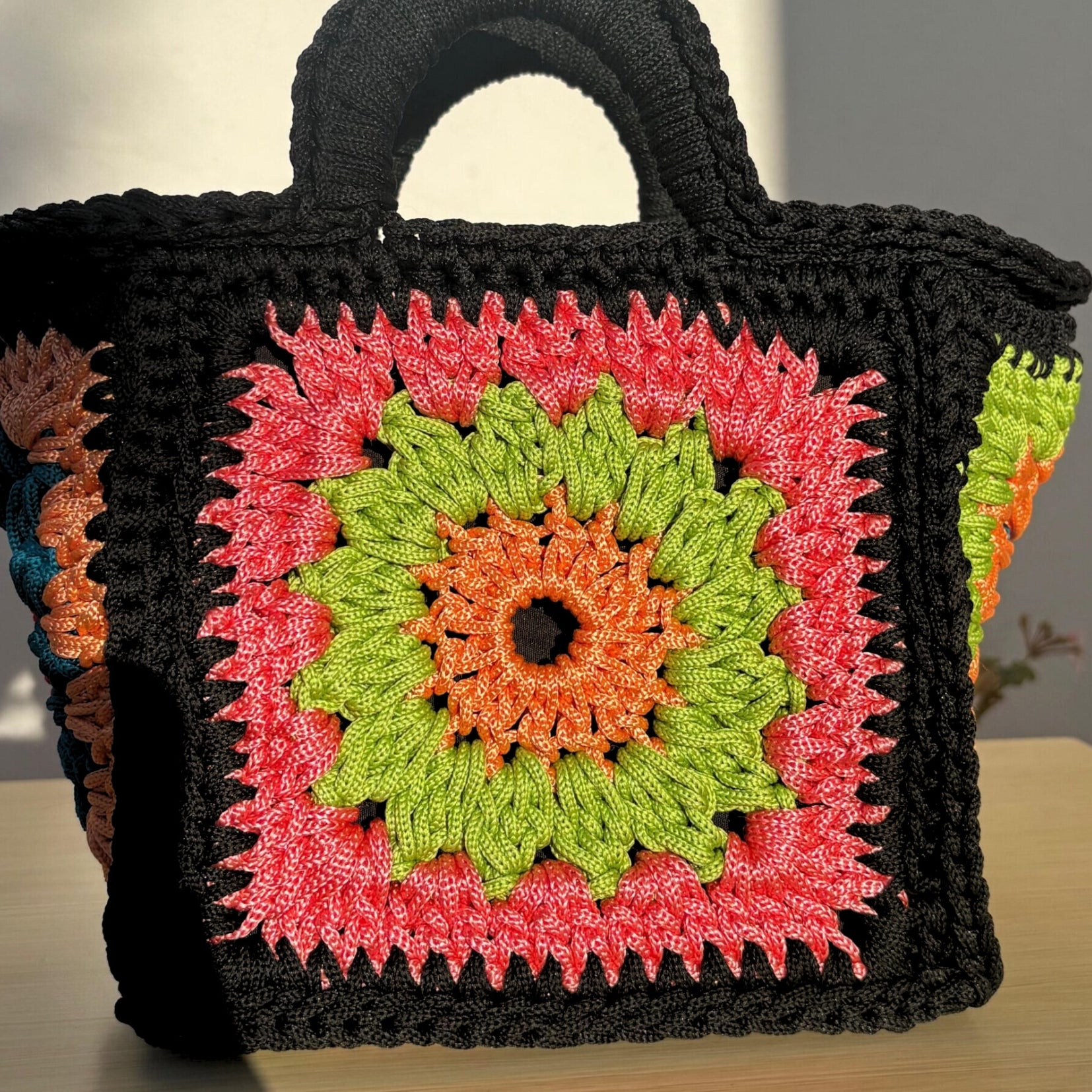 Sac panier en paille tressée brodé motifs floraux rose fuchsia bleu ciel blanc
