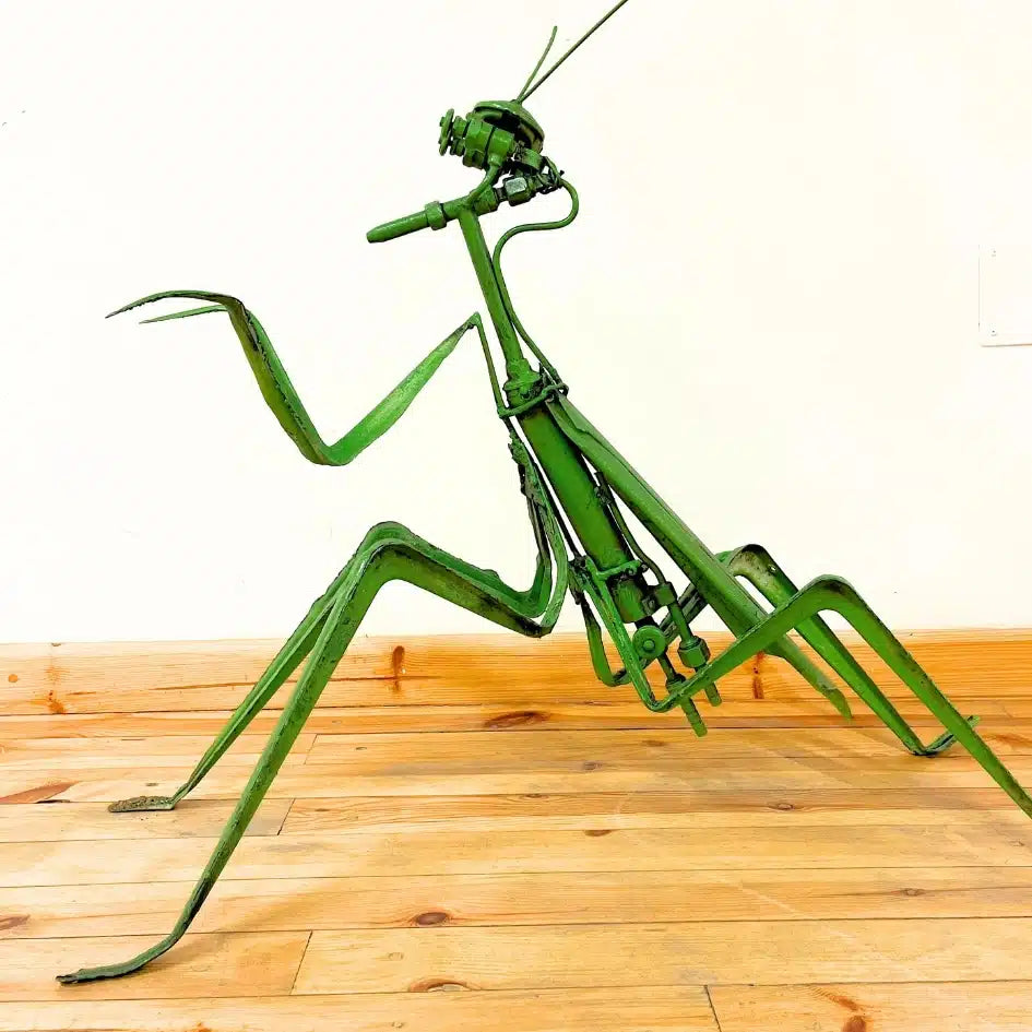Sauterelle artistique fabriquée à partir de métal recyclé