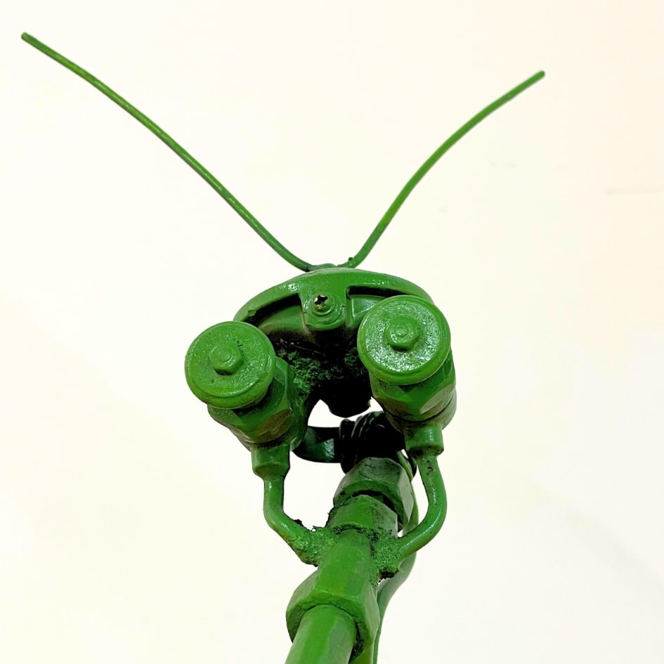 Sauterelle artistique fabriquée à partir de métal recyclé