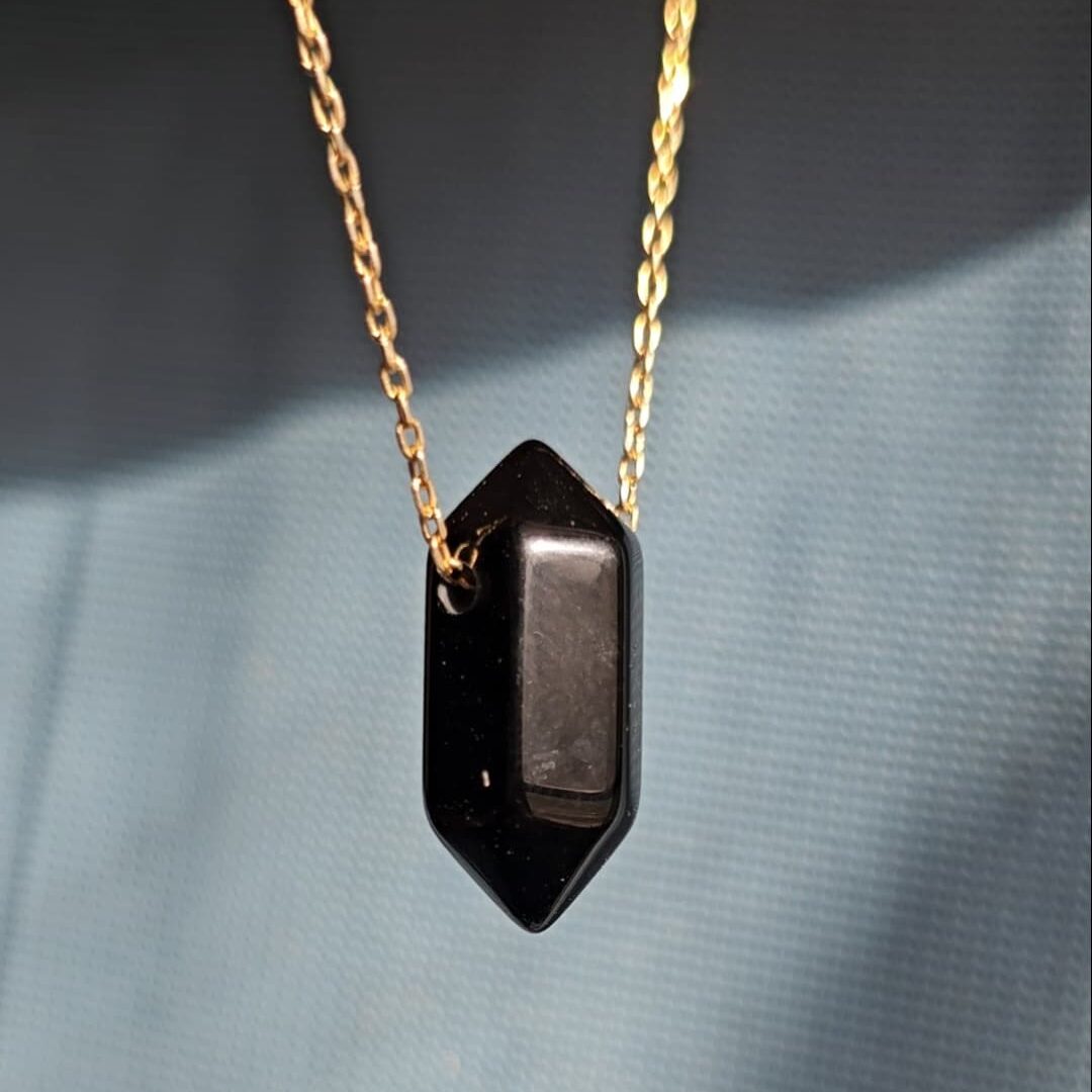 Collier en argent plaqué or avec obsidienne noire (45 cm)