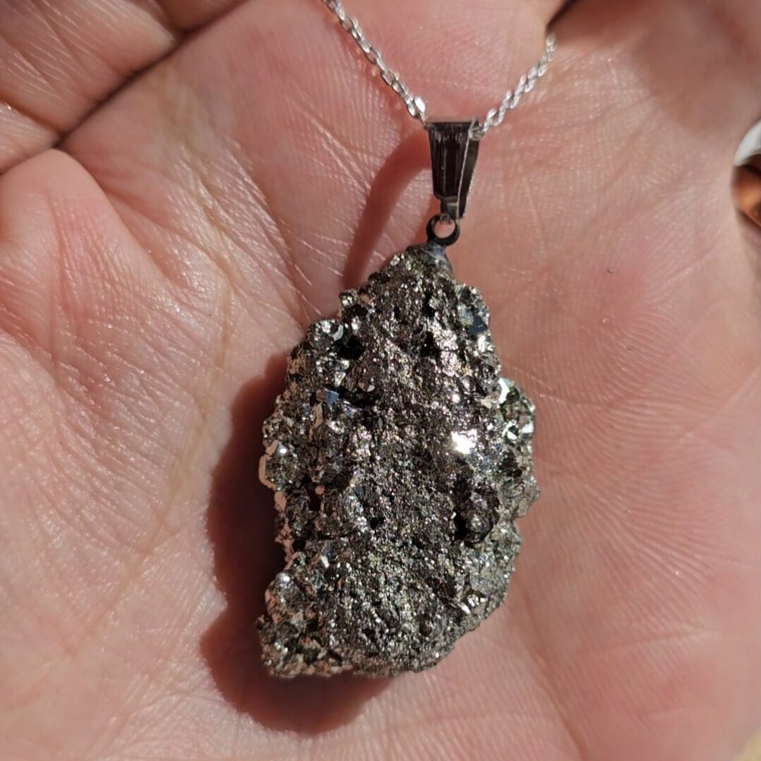 Pendentif Pyrite brut avec des parties cubiques - Sans collier (21 gr)