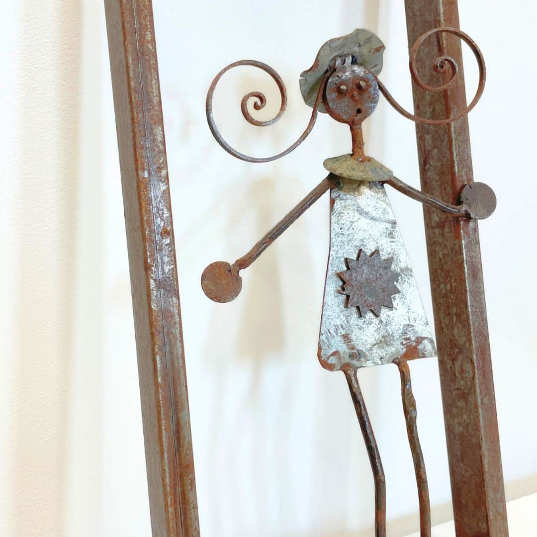 Cadre métal avec sculpture fille, création unique upcyclée