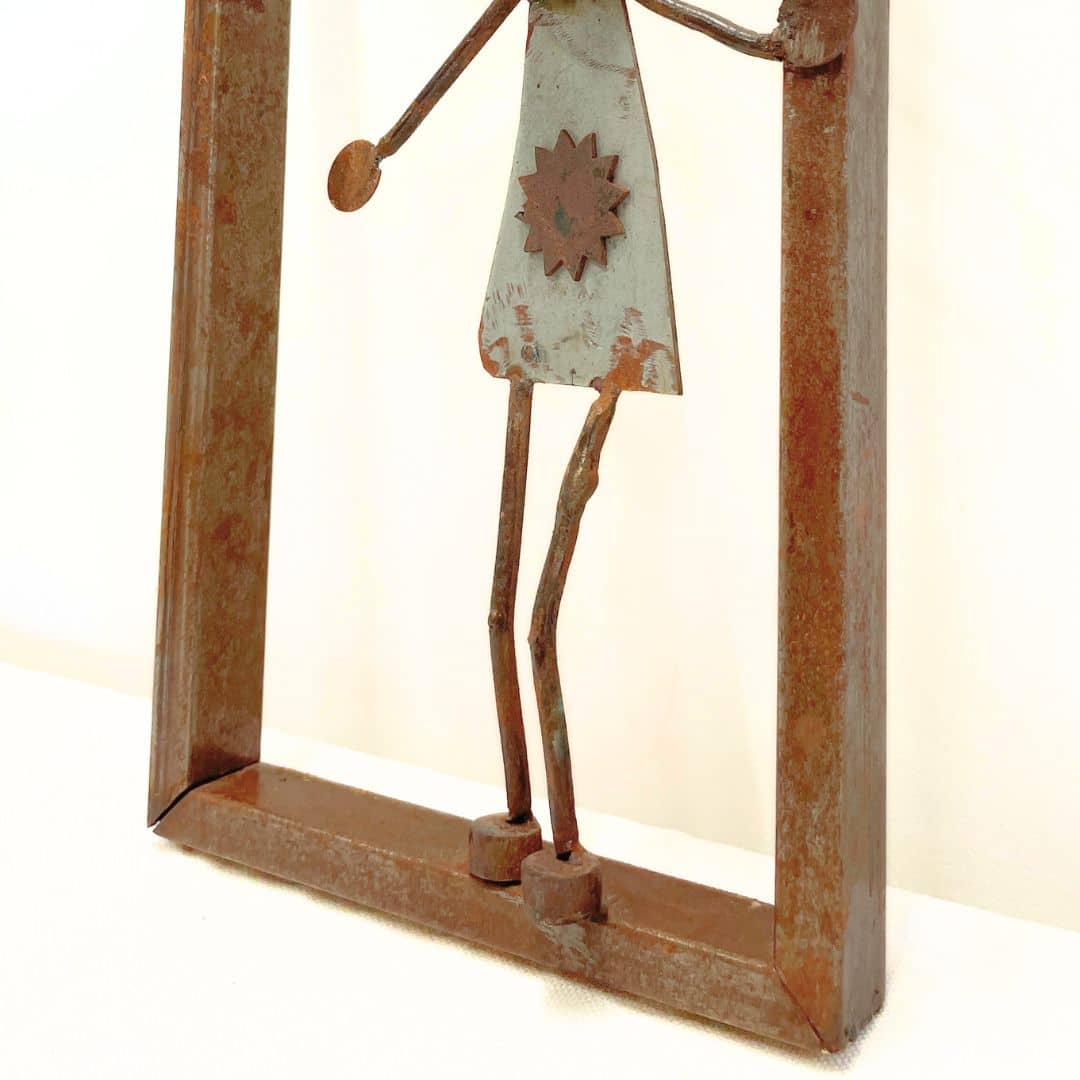Cadre métal avec sculpture fille, création unique upcyclée