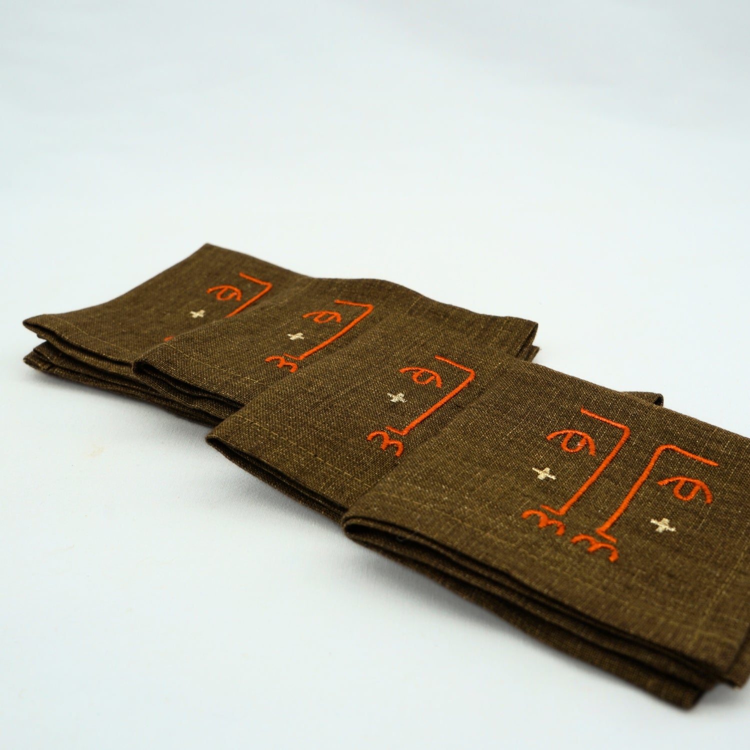 Serviettes en tissu brodées, élégance minimaliste artisanale