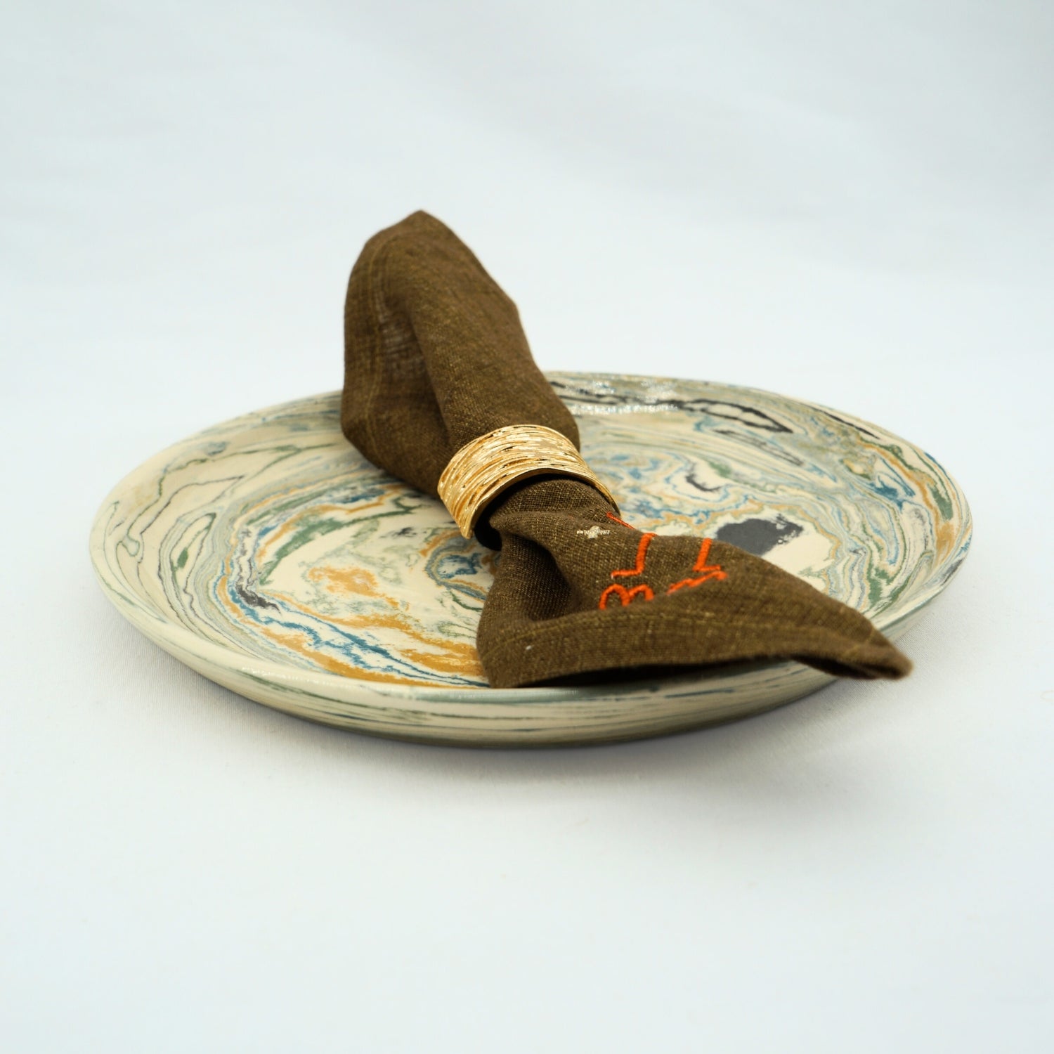 Serviettes en tissu brodées, élégance minimaliste artisanale