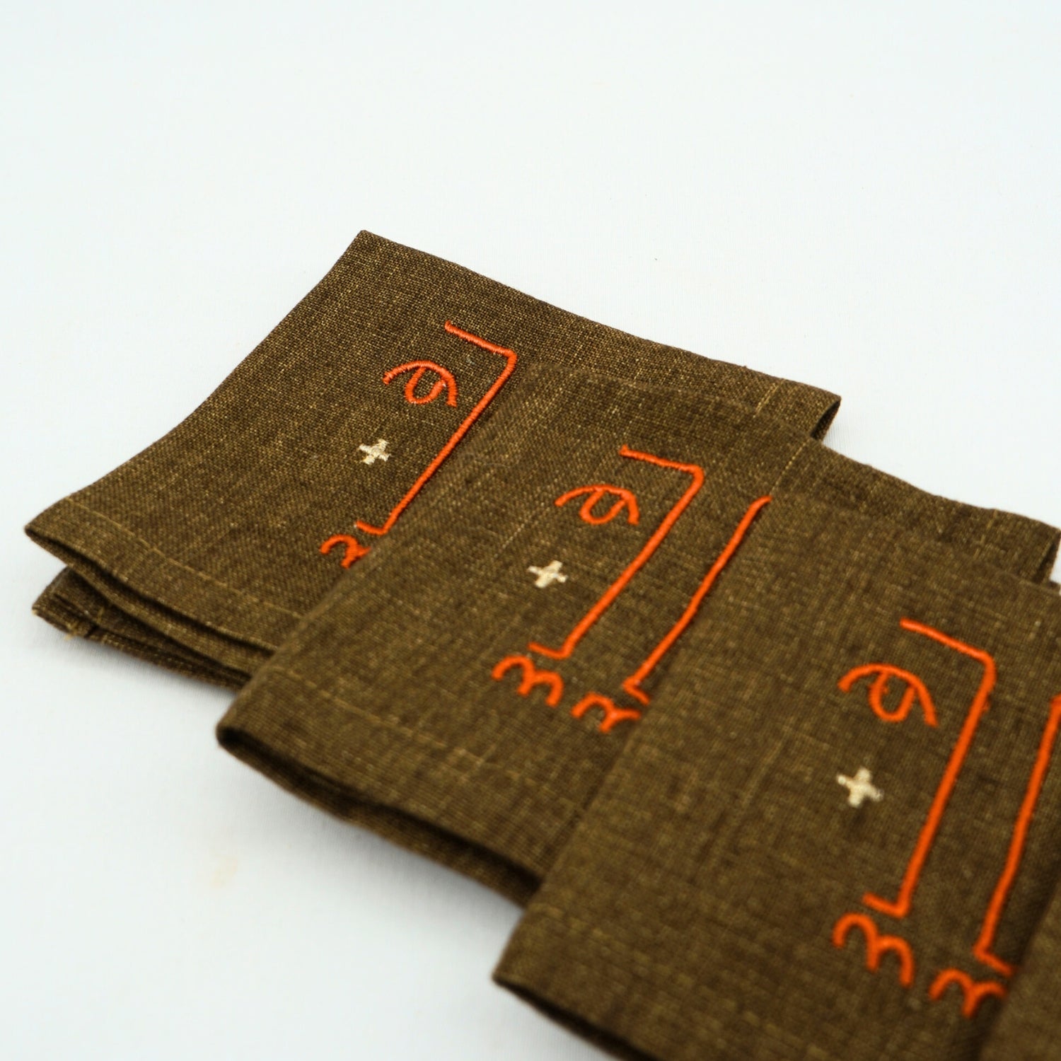 Serviettes en tissu brodées, élégance minimaliste artisanale