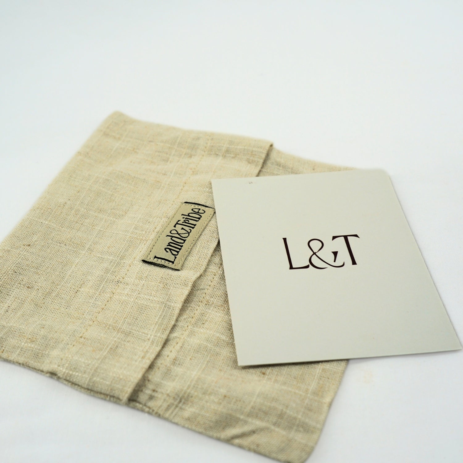 Serviettes en tissu brodées, élégance minimaliste artisanale