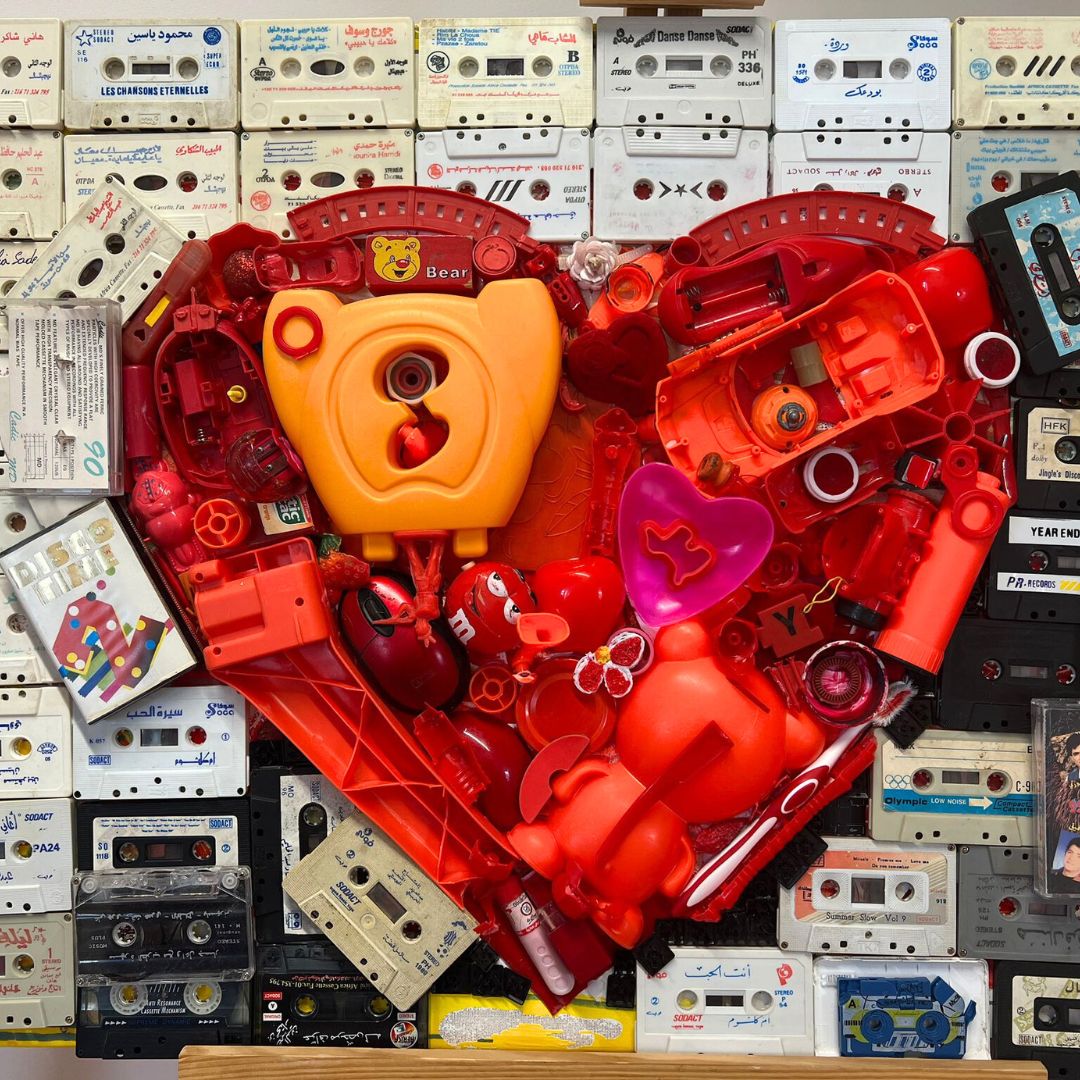 Écho du Cœur – Tableau Décoratif en Cassettes Audios et Jouets