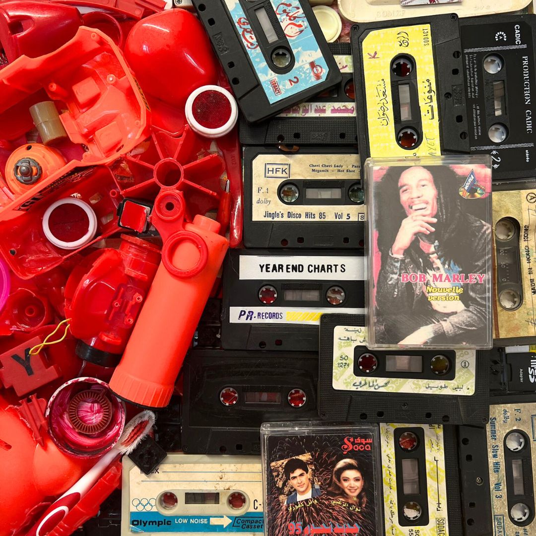Écho du Cœur – Tableau Décoratif en Cassettes Audios et Jouets