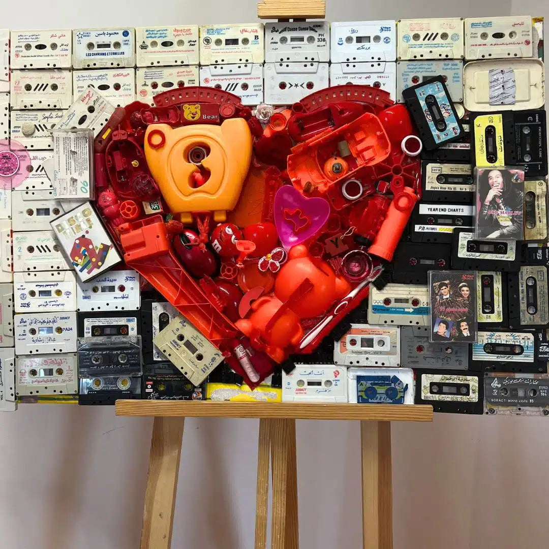 Écho du Cœur – Tableau Décoratif en Cassettes Audios et Jouets