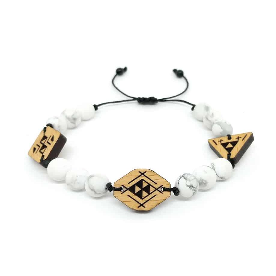 Bracelet Berbère "The White" – Perles en Pierre Howlite et Pendentifs en Bois Massif