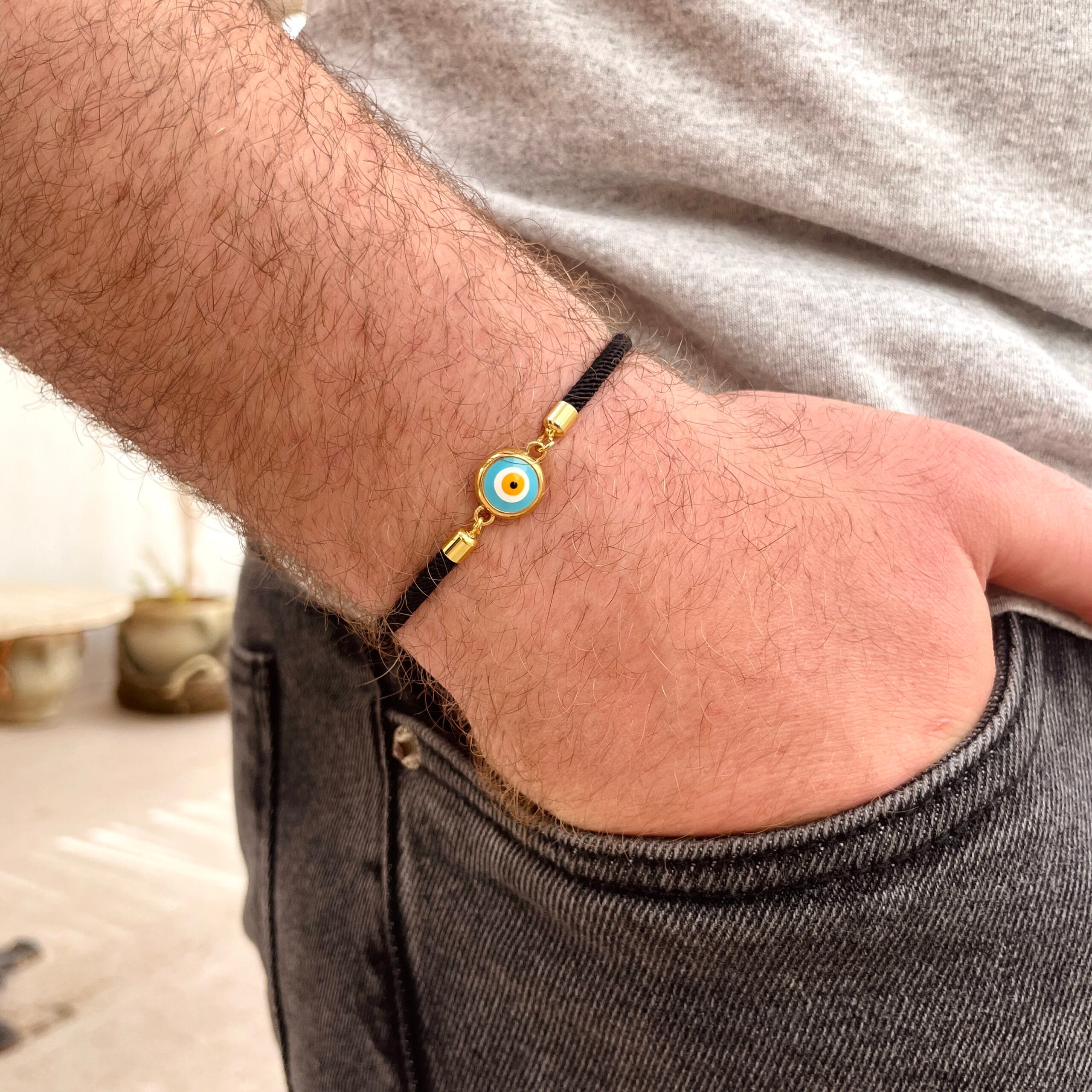 Bracelet artisanal noir avec le symbole de l’œil bleu