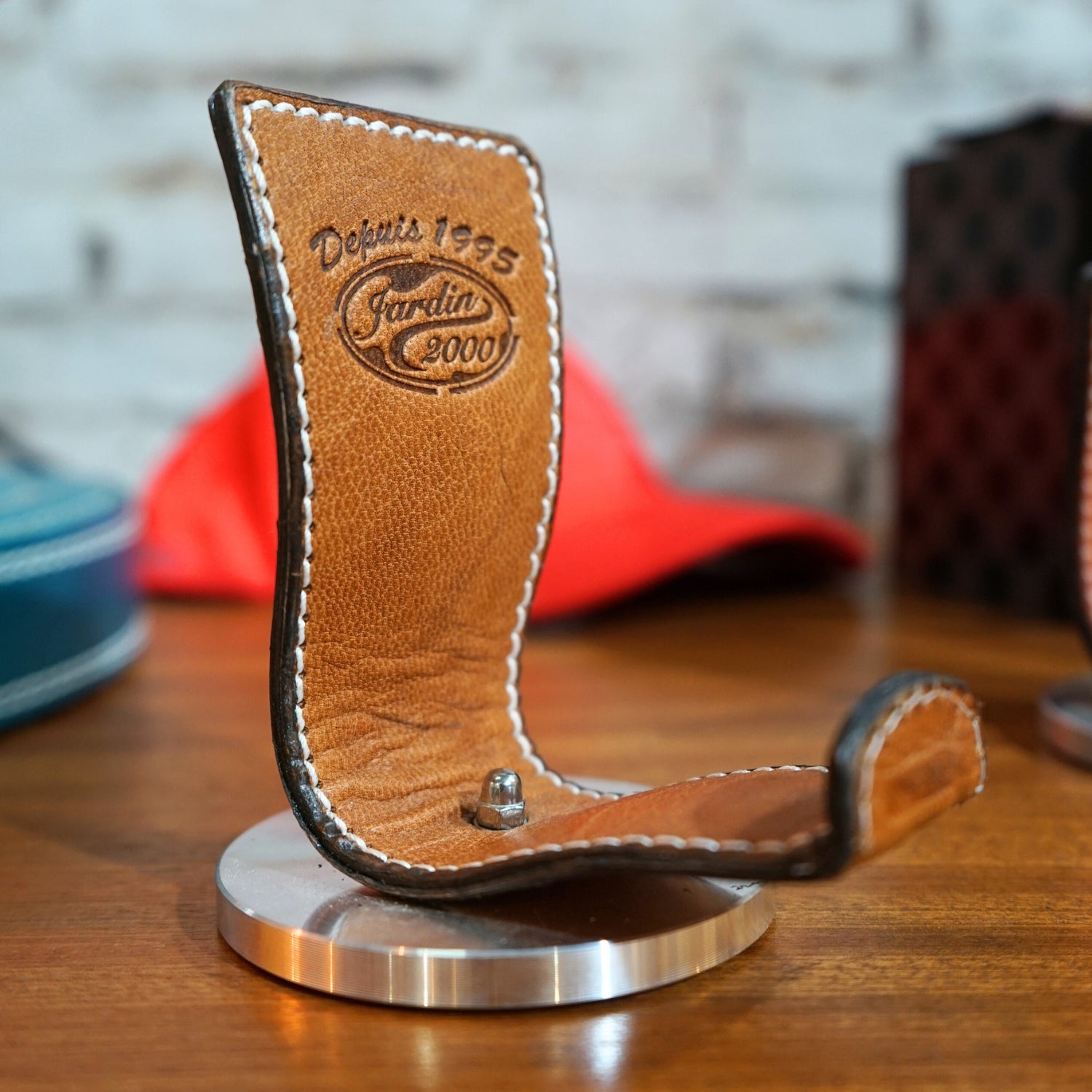 Support téléphone cuir cousu main – Élégance artisanale unique