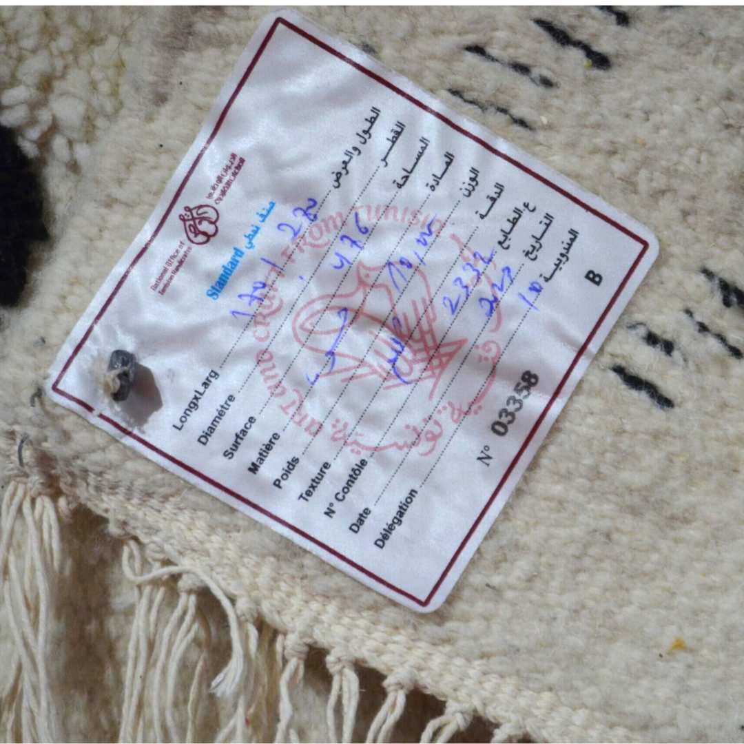 Tapis berbère en laine pure artisanale, motifs diamants noirs, fait-main