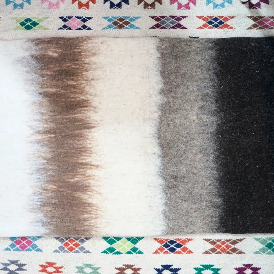 Tapis en laine feutrée dégradée fait main pièce artisanale naturelle