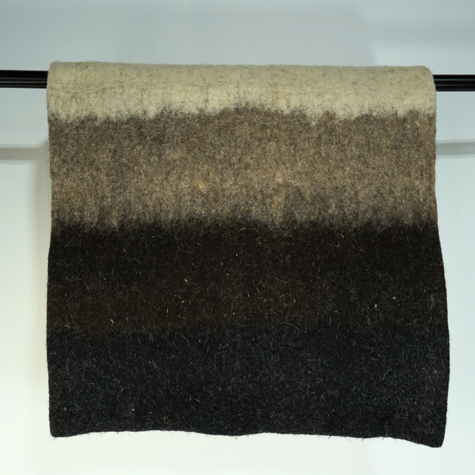 Tapis en laine feutrée dégradée fait main pièce artisanale naturelle