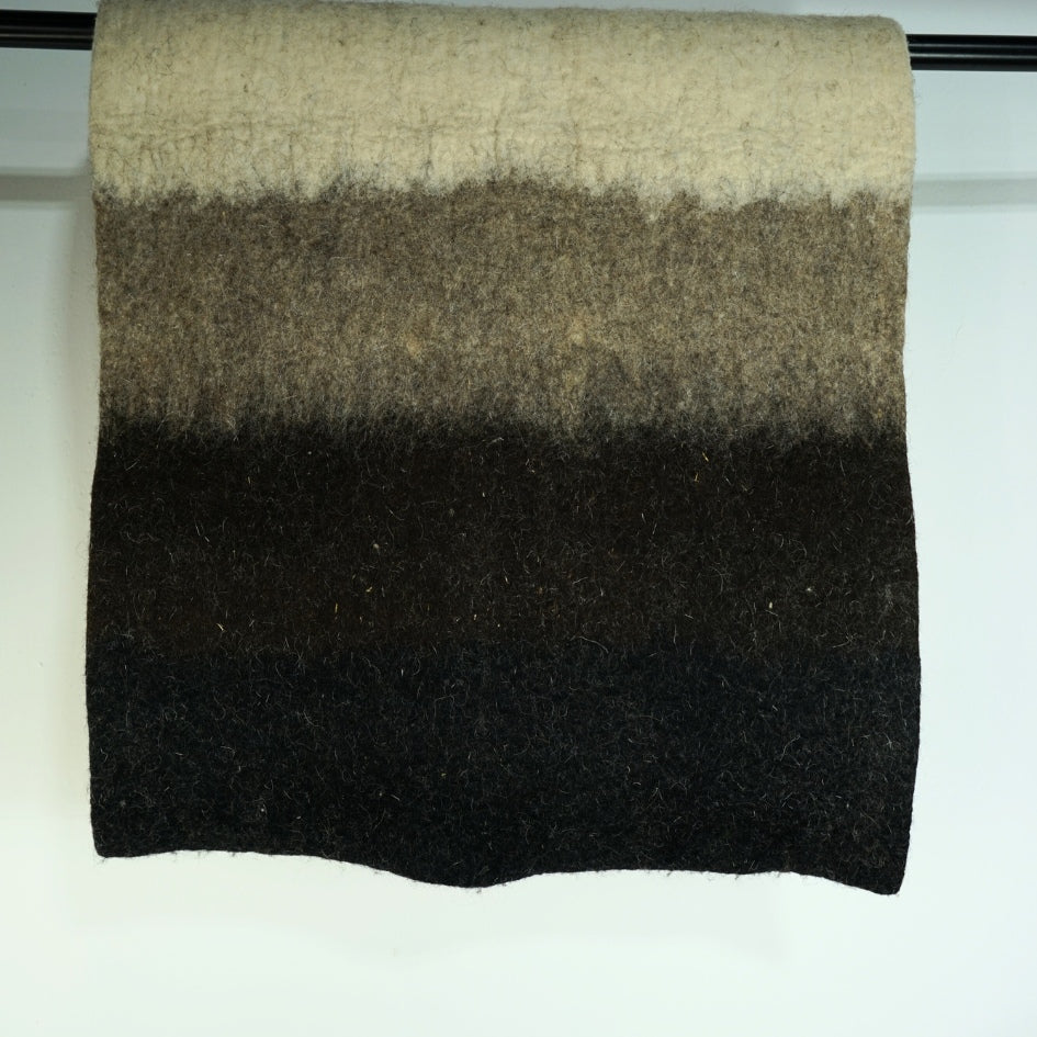 Tapis en laine feutrée dégradée fait main pièce artisanale naturelle