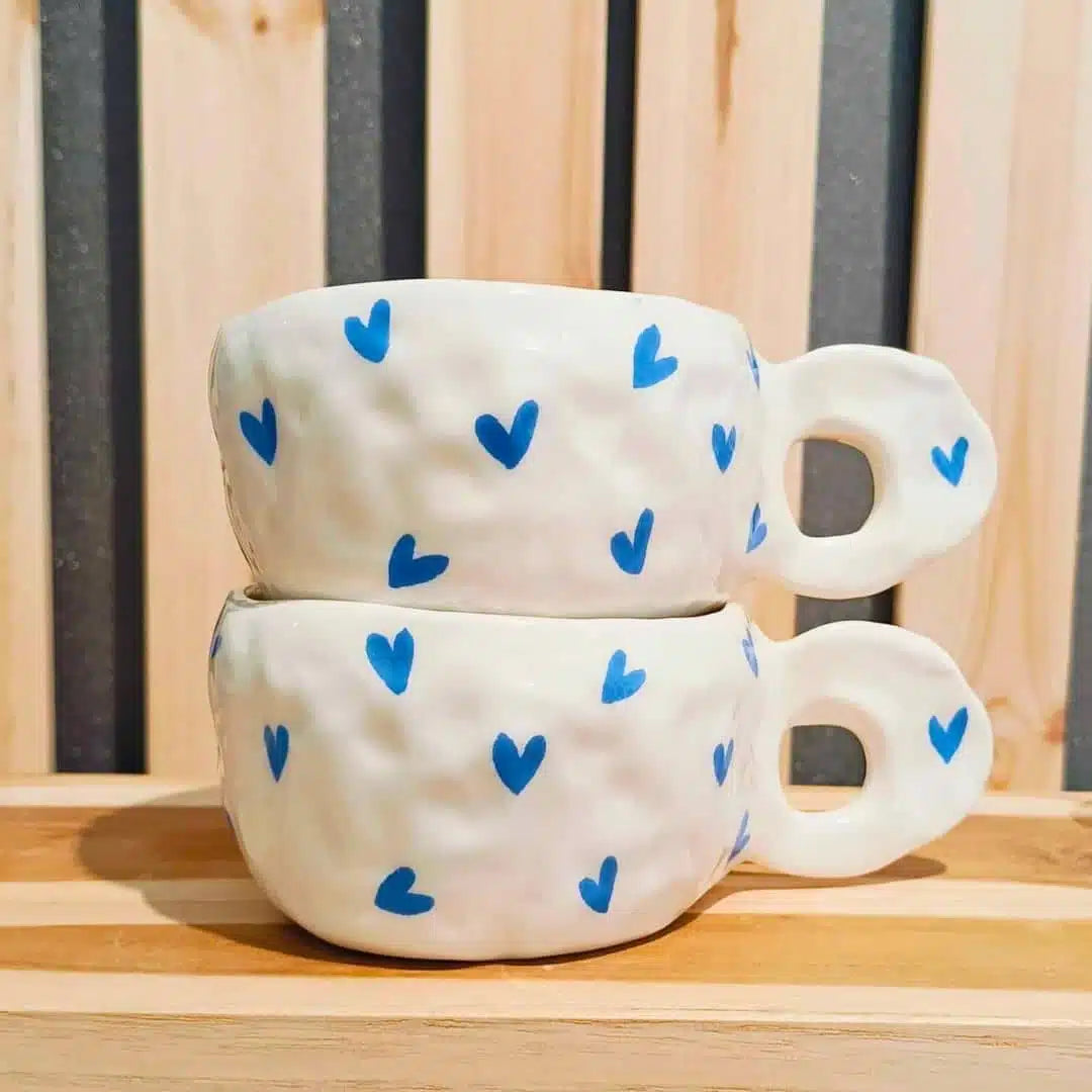 Tasse céramique artisanale avec motifs cœurs - Disponible en plusieurs couleurs (9 x 6 cm)