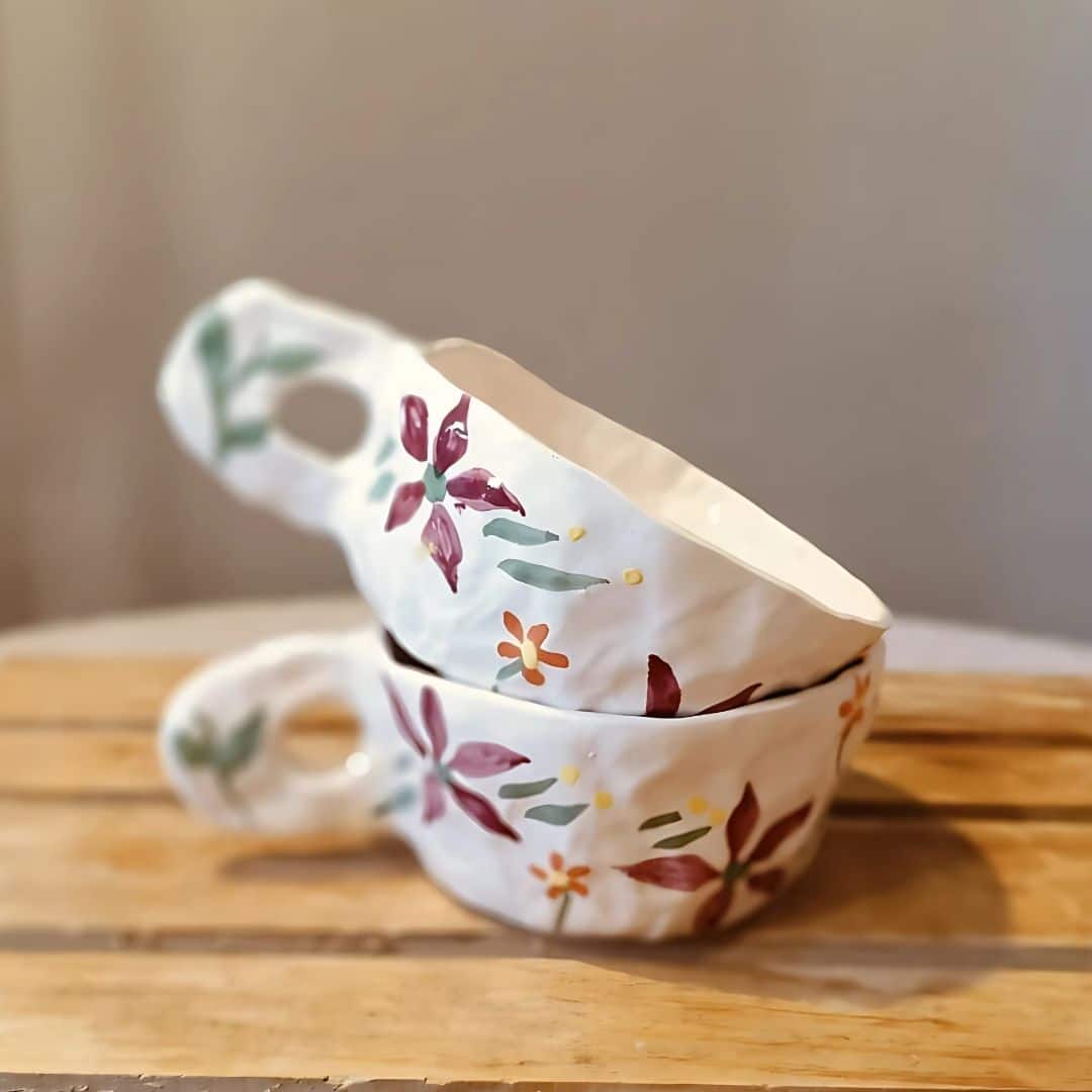 Tasse céramique artisanale avec motifs floraux peints à la main (9 x 6 cm)