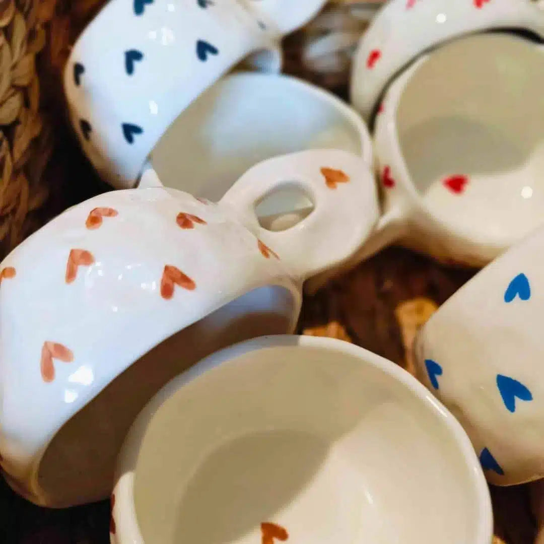 Tasse céramique artisanale avec motifs cœurs - Disponible en plusieurs couleurs (9 x 6 cm)