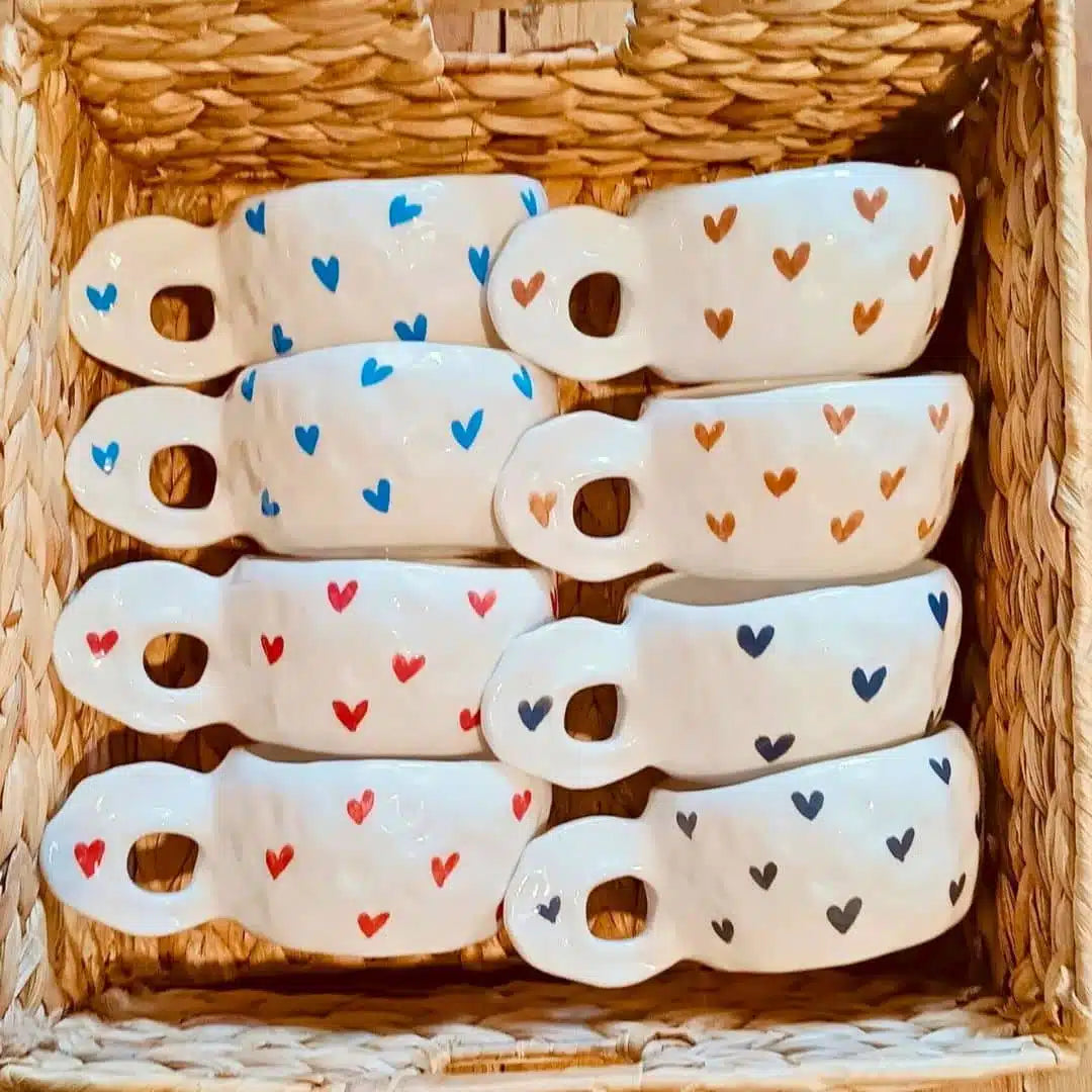 Tasse céramique artisanale avec motifs cœurs - Disponible en plusieurs couleurs (9 x 6 cm)
