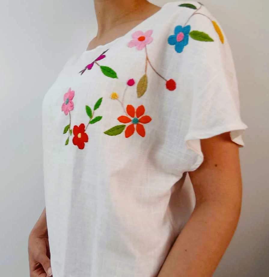 Blouse en lin blanc brodée à la main