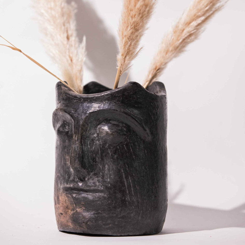 Vase visage noir en céramique mate (hauteur 20 cm, diamètre 15 cm)
