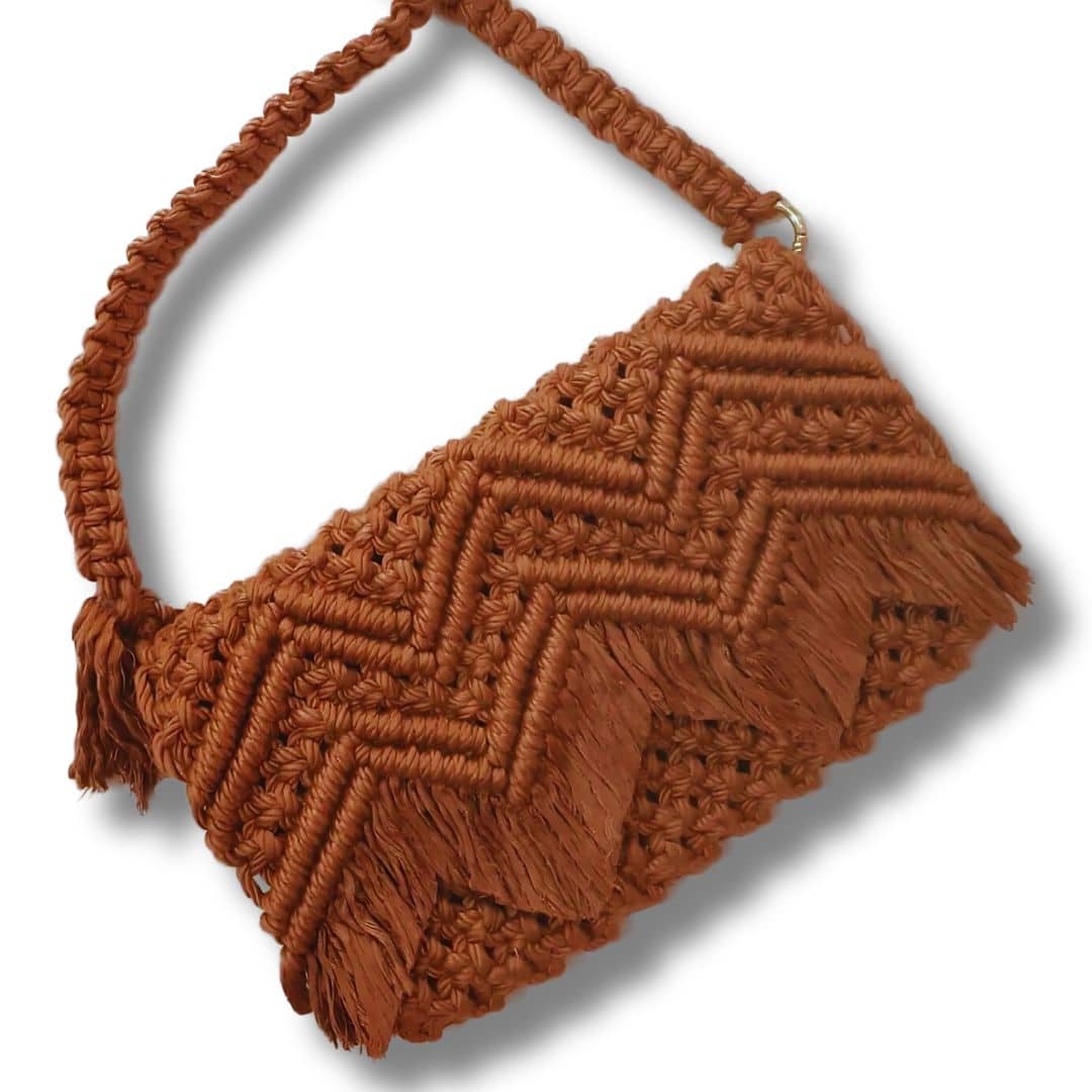 Sac bandoulière en macramé rouille avec bandoulière en skai chic et fermoir magnétique (20 × 25 cm)