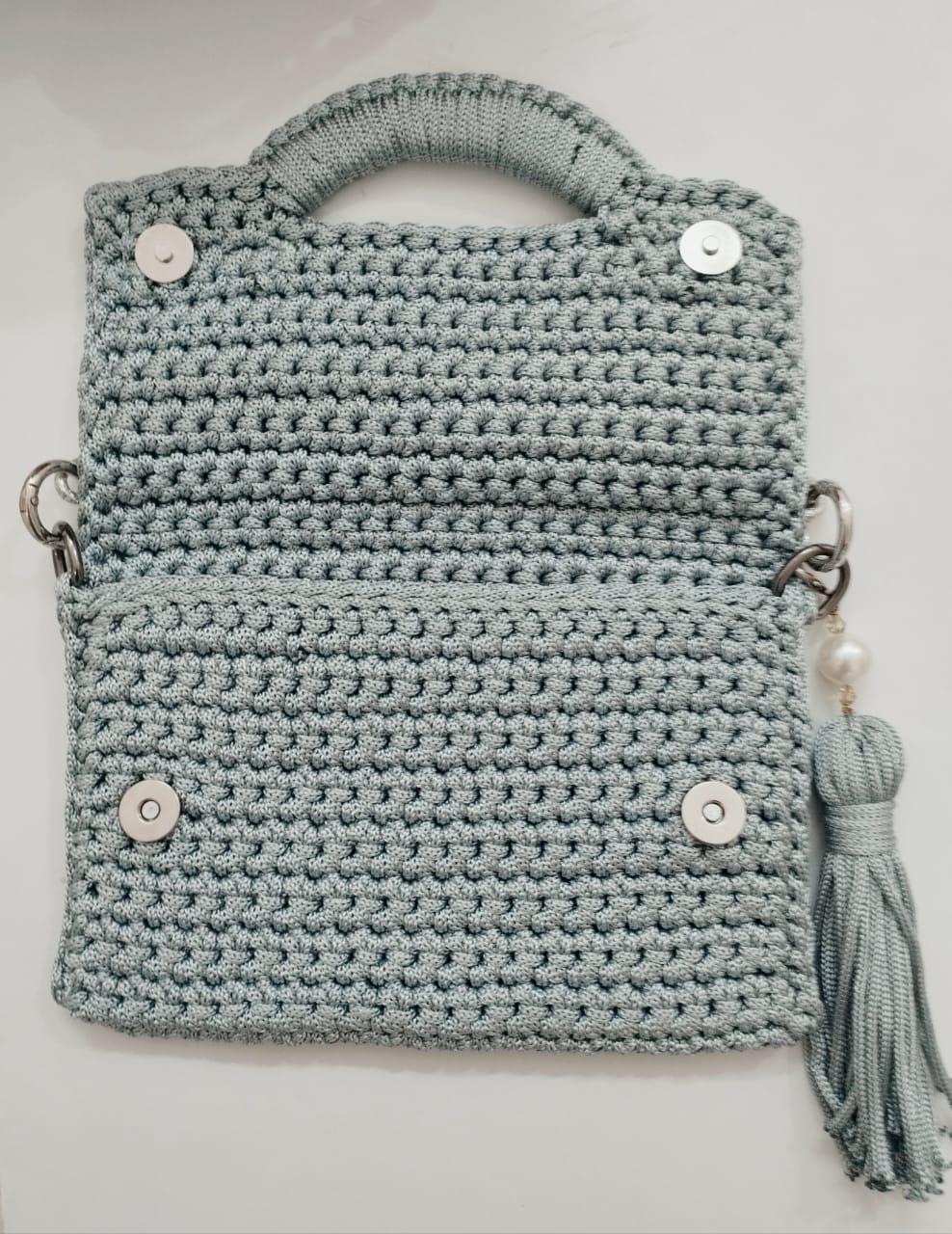 pochette grise en crochet avec chaine