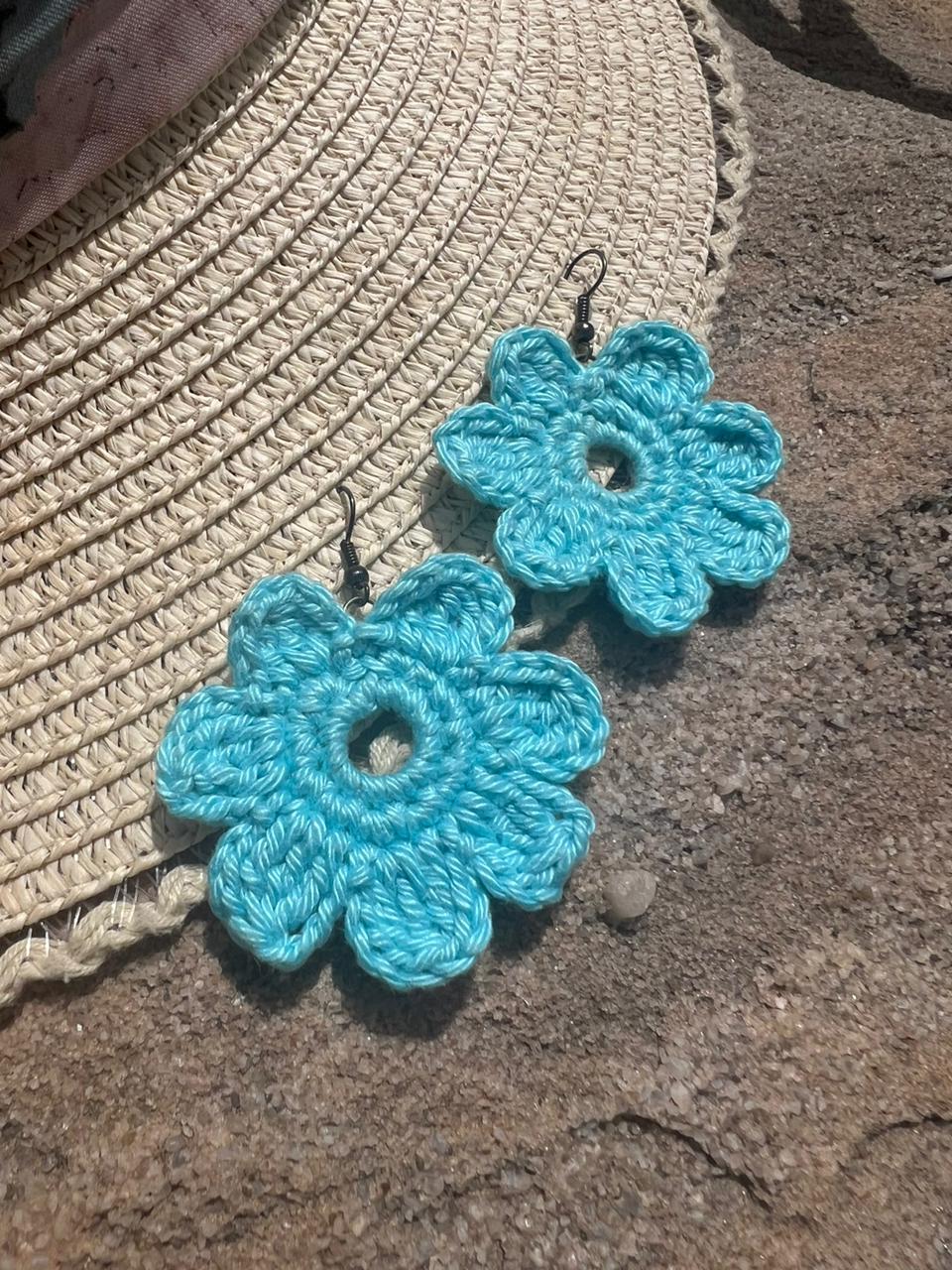 Boucles d'oreilles sous forme de fleurs bleues en crochet fait-main