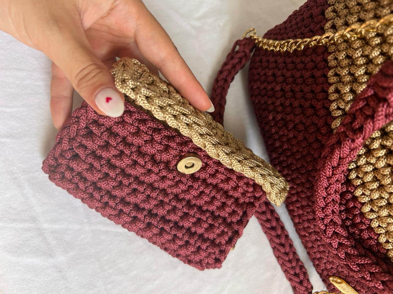 sac crochet beige et aubergine avec portefeuilles