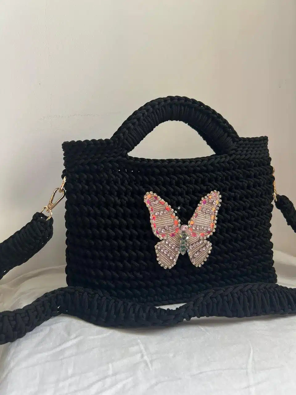 sac noir en crochet avec papillon