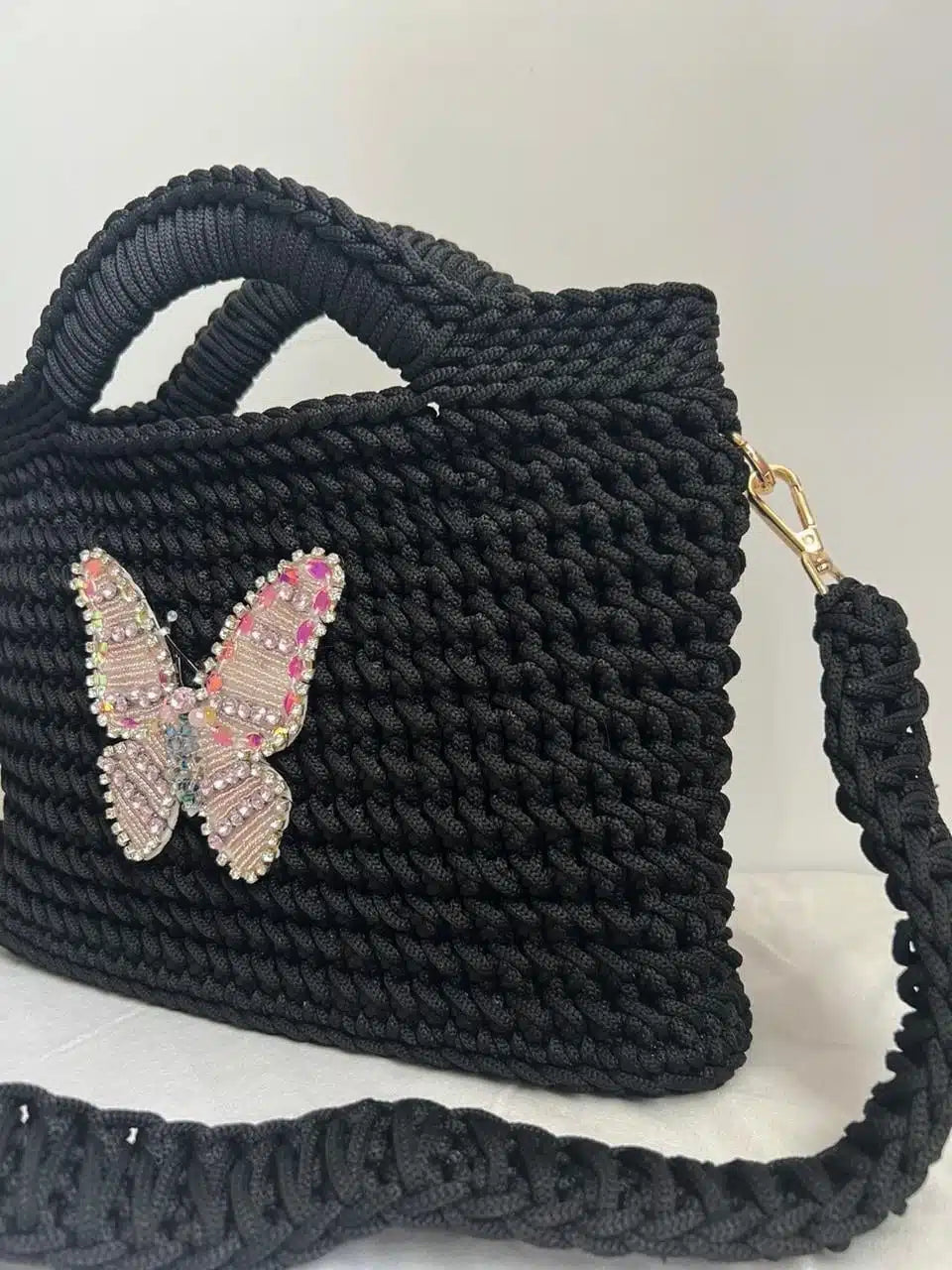 sac noir en crochet avec papillon