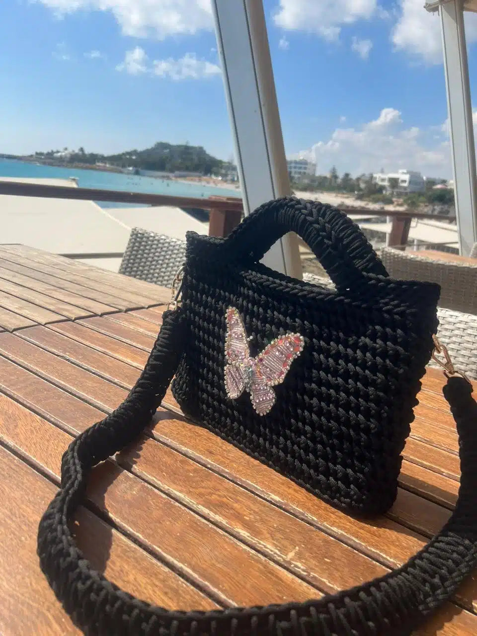 sac noir en crochet avec papillon