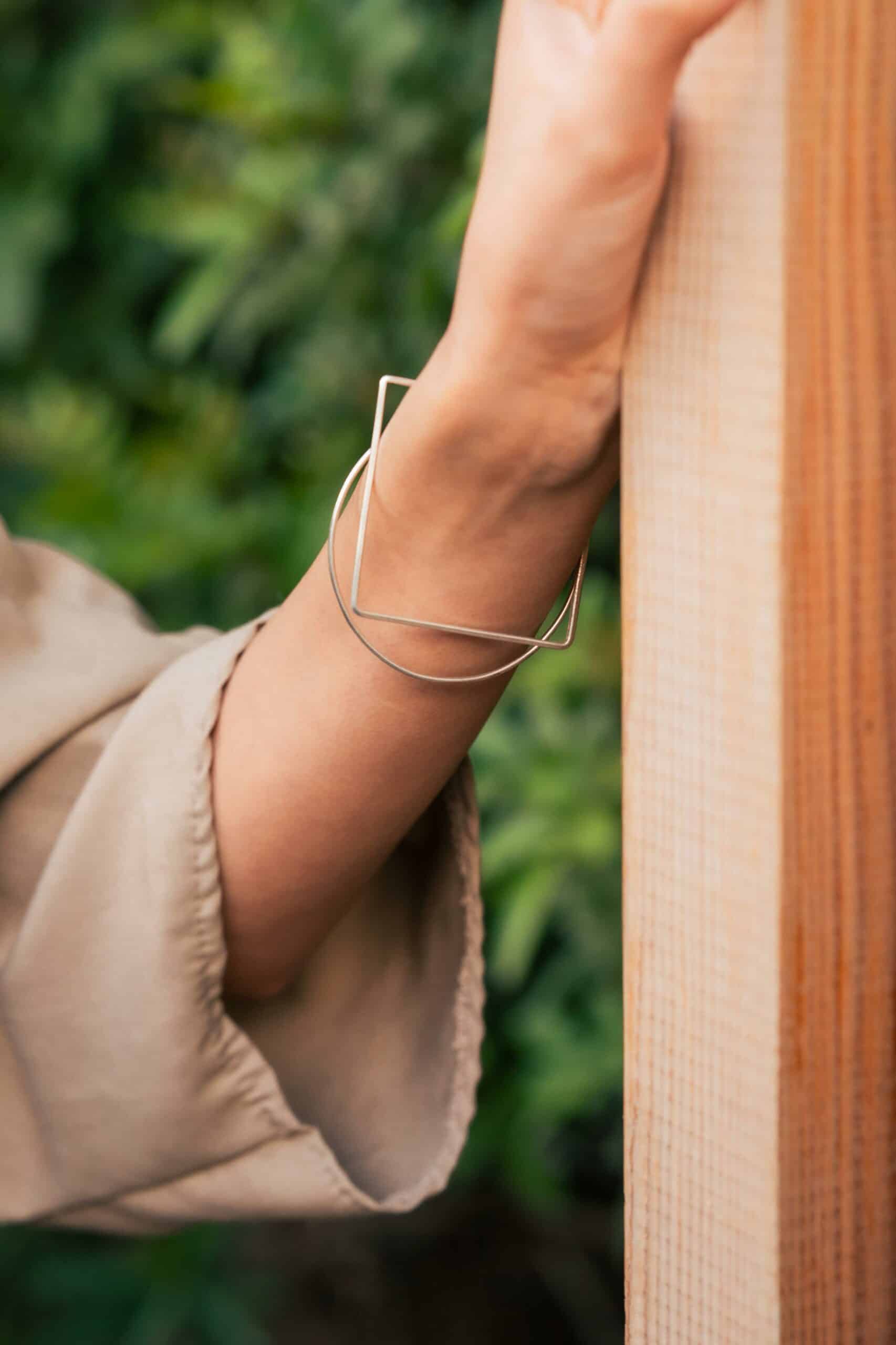 Bracelet minimaliste de forme géométrique fait main en argent 925