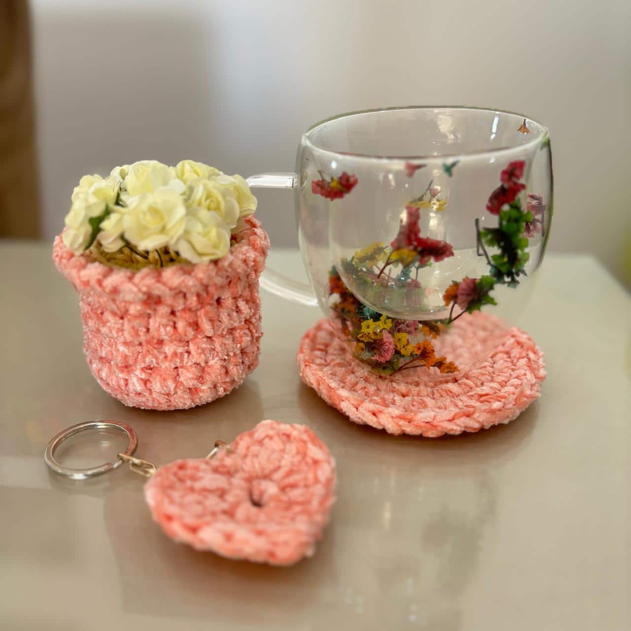 coffret cadeau rose mug + sous-tasse +pot de fleur handmade en crochet