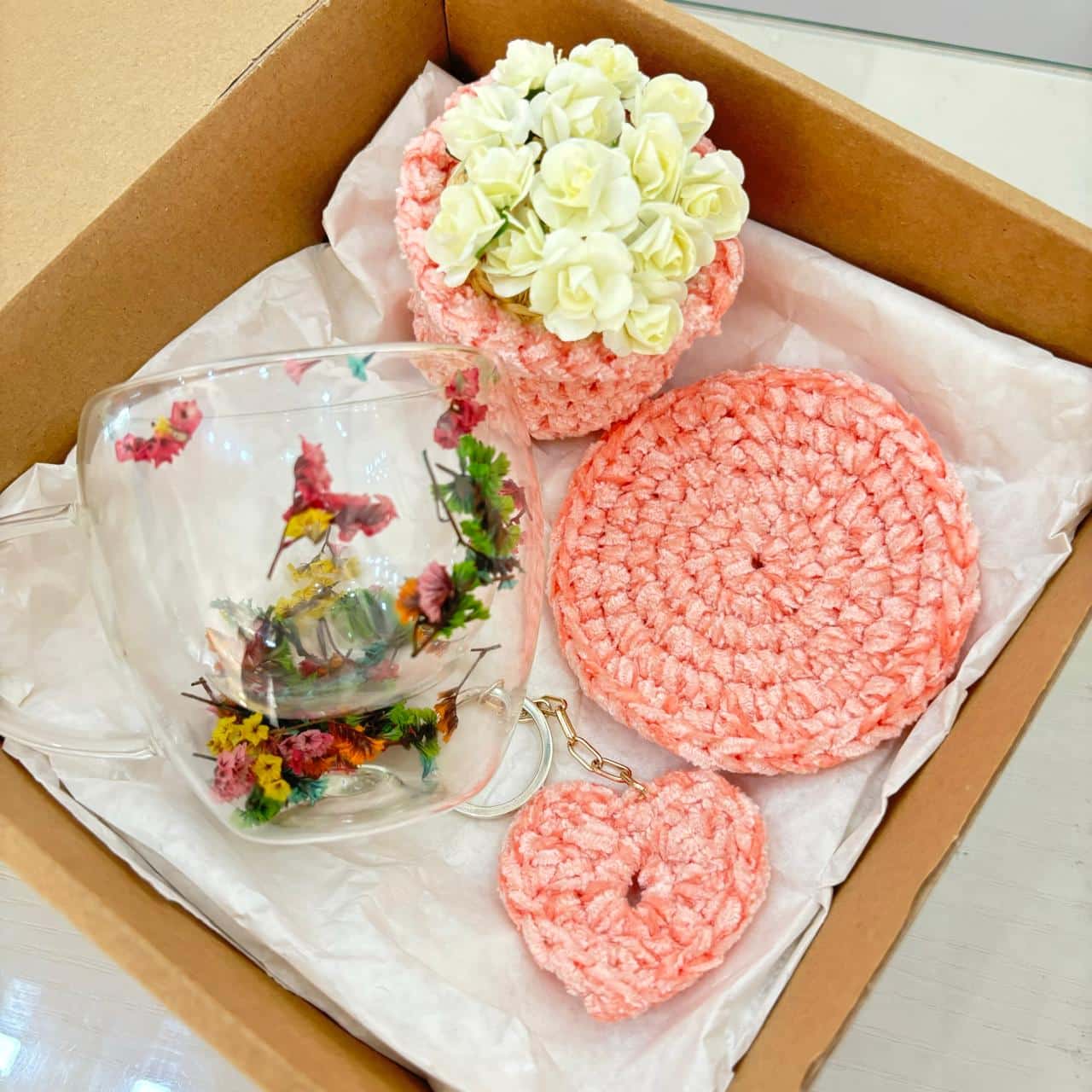 coffret cadeau rose mug + sous-tasse +pot de fleur handmade en crochet