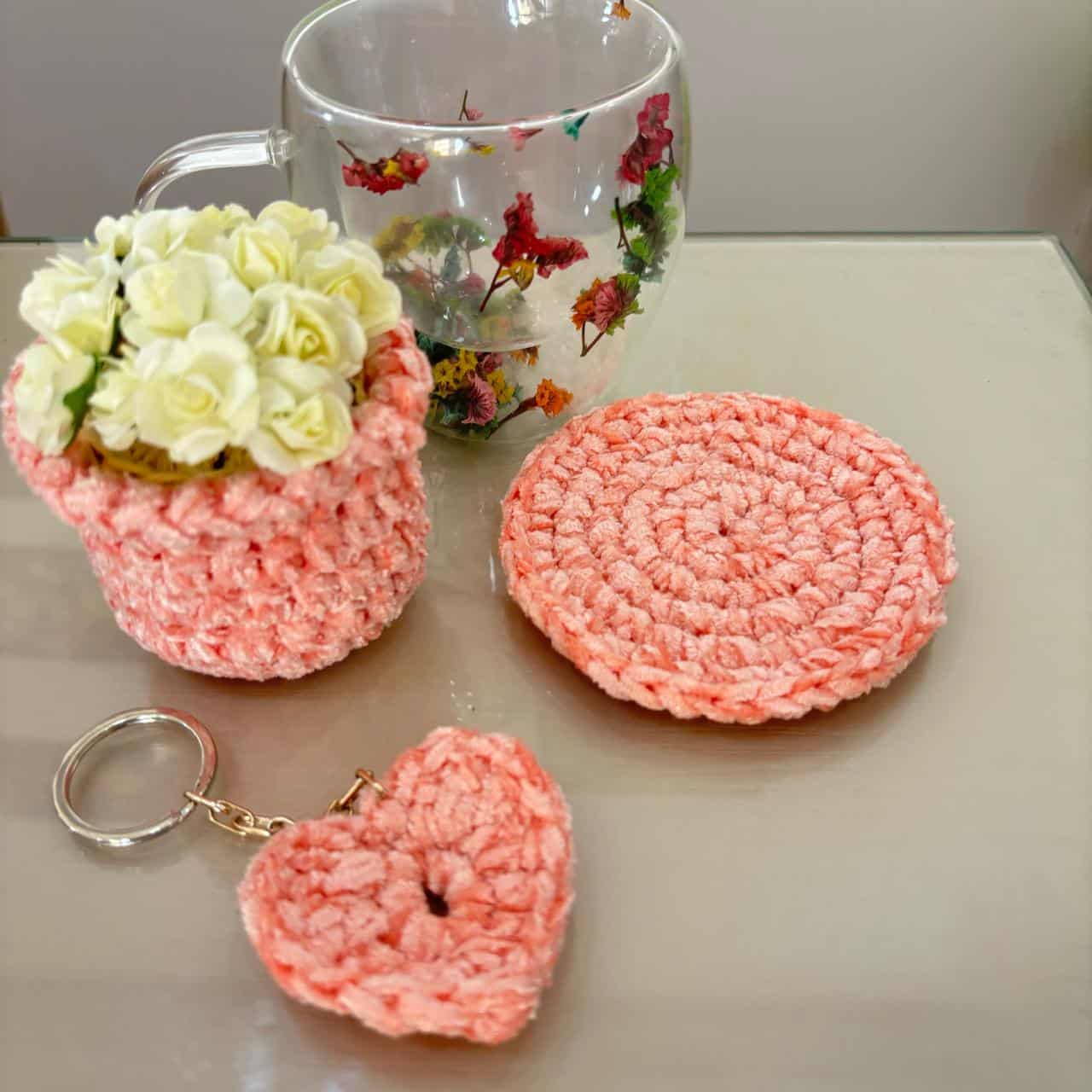 coffret cadeau rose mug + sous-tasse +pot de fleur handmade en crochet